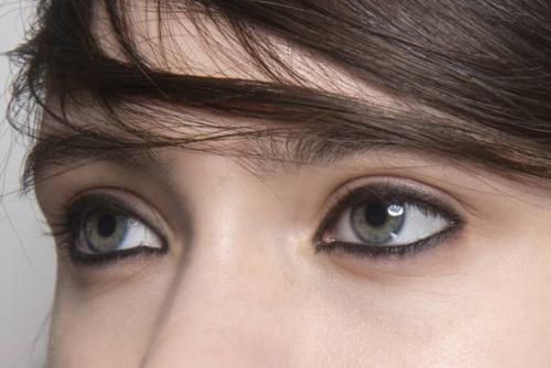 Макияж под серую одежду. Как сделать макияж под серое платье?