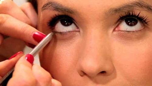 Как красить глаза тенями одного цвета. Как краситься карандашом