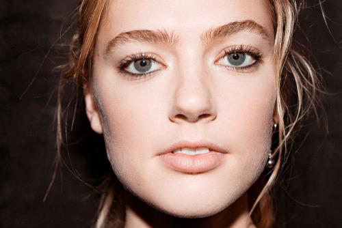 Как подводить нижние века глаза карандашом. Карандашные продукты для оформления глаз