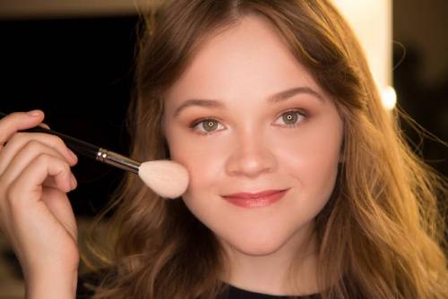 Сердцевидная форма лица макияж. Макияж для треугольного лица: фотоинструкция