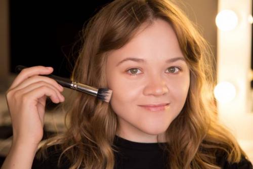 Сердцевидная форма лица макияж. Макияж для треугольного лица: фотоинструкция