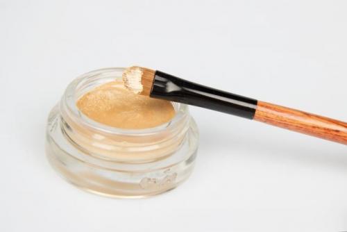 Как наносить кремовые тени с блестками. Как наносить кремовые тени?