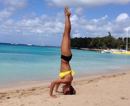 Подготовка к Ширшасане гар. Обучение и преимущества стойки на голове