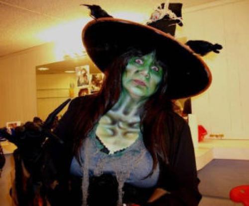 Макияж ведьмы на Хэллоуин пошагово. Варианты макияжа ведьмы на Хэллоуин