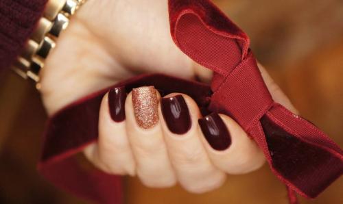 Маникюр под пудровое платье. Маникюр к бордовому платью