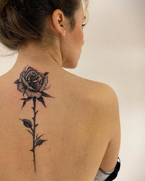 Тату роза на руке маленькая. Значения цвета татуировки розы