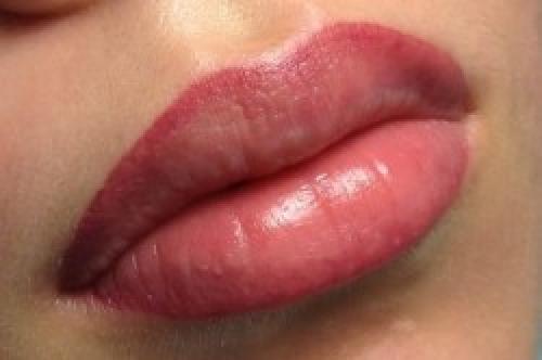  Как подобрать цвет при татуаже губ?