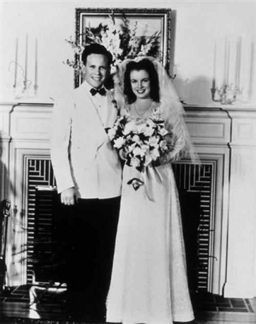 Стрелки, как у Мерлин Монро пошагово. Макияж Мерлин Монро поэтапно 11