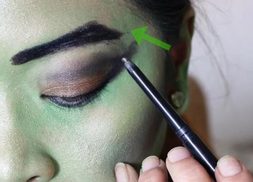 Макияж на Хэллоуин ведьма своими руками. Макияж Ведьмы на Хэллоуин для девушек - Как сделать грим своими руками 07 Макияж на Хэллоуин ведьма своими руками. Макияж Ведьмы на Хэллоуин для девушек - Как сделать грим своими руками 07