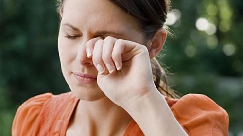 Болят глаза от туши. После туши для ресниц слезятся глаза: что делать?