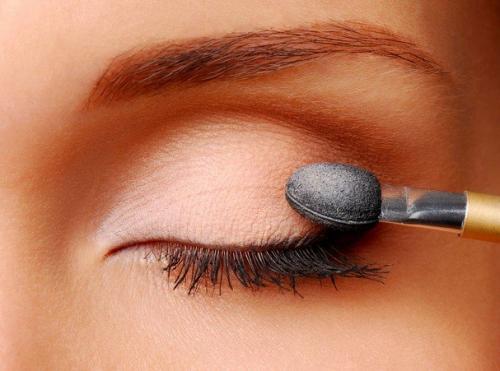 Как закрепить тени на веках. Чтобы не тени не скатывались и не осыпались: век живи, век учись