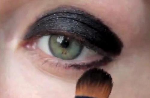 Черный смоки пошагово. Черный макияж смоки айс (smoky eyes) пошагово