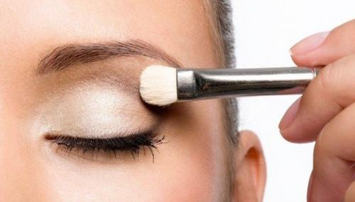 Как закрепить тени на веках. Чтобы не тени не скатывались и не осыпались: век живи, век учись