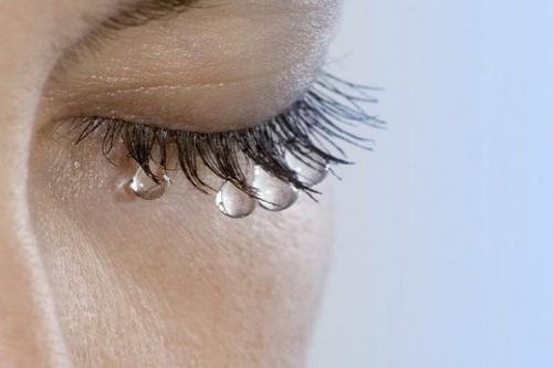 Болят глаза от туши. После туши для ресниц слезятся глаза: что делать?