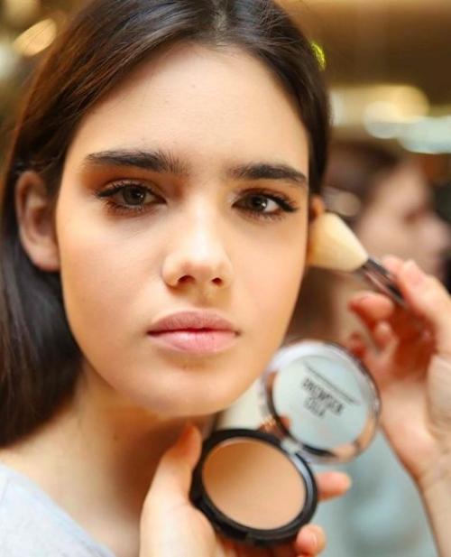 Пудра сияющая для лица. 6 основных видов пудры для лица