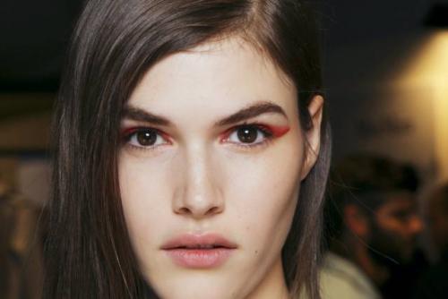 Красные тени палетка. Макияж в красных тонах