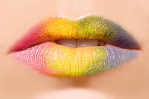 Как визуально увеличить губы красной помадой. Макияж