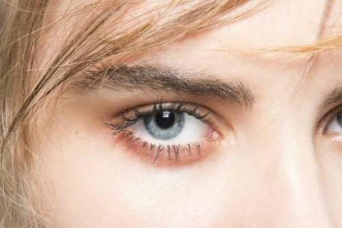 Яркий макияж для нависшего века. Макияж для нависшего века и увеличения глаз