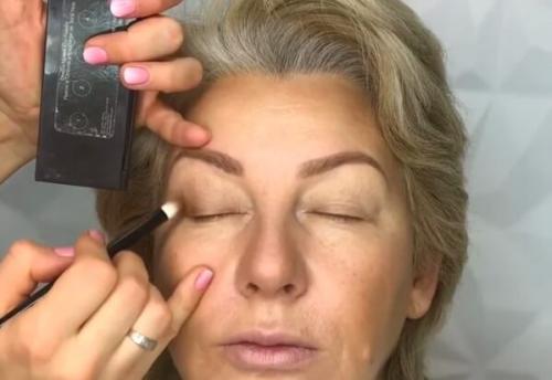 Возрастной макияж глаз с нависшим веком. Возрастной макияж для нависшего века