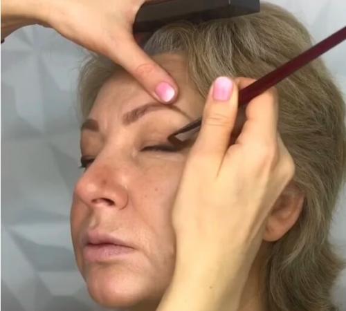 Возрастной макияж глаз с нависшим веком. Возрастной макияж для нависшего века