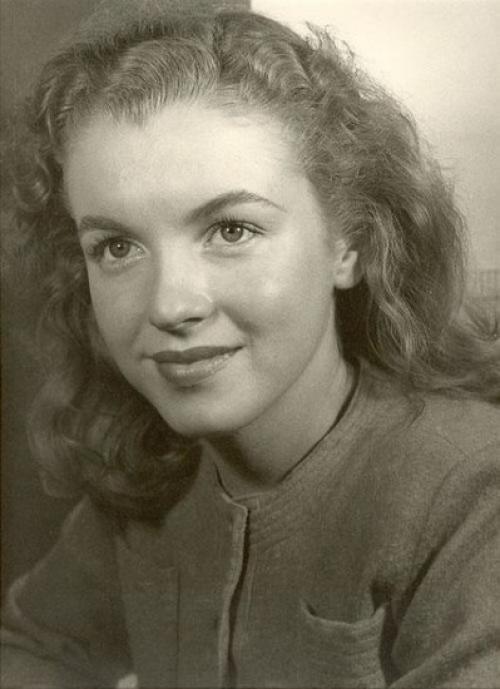 Как рисовать стрелки Мерлин Монро. Накладываем макияж глаз в стиле Мерлин Монро 06