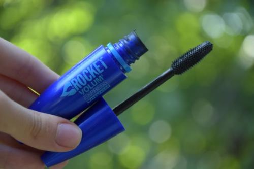 Тушь водостойкая мейбелин. СУПЕР-водостойкая тушь The Rocket volum express от Maybelline + совет, как смыть стойкий макияж