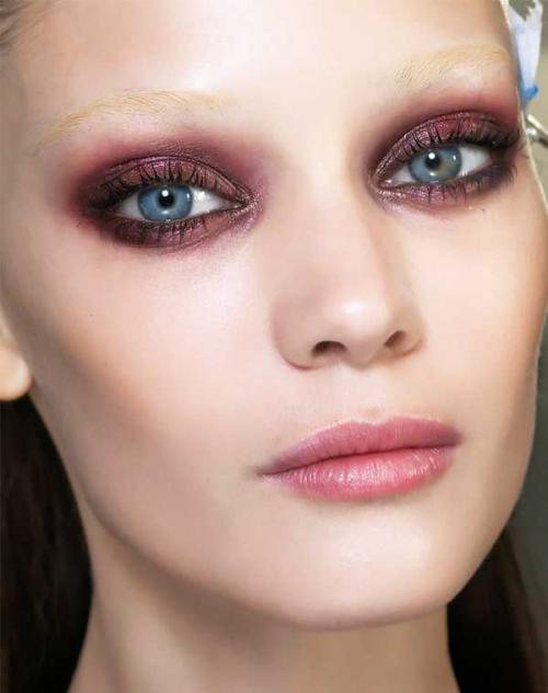 Тени для век бордовые. Бордовые тени для глаз – тренд сезона 01