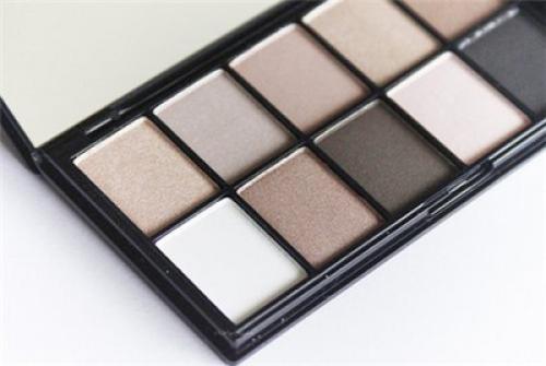 Что делать, чтобы тени не скатывались на веках. Что же делать, если тени постоянно скатываются, и как этого избежать?