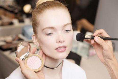 Забиваются поры от тонального крема. 7 распространенных ошибок при нанесении тонального крема