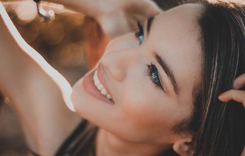 Коррекция круглого лица с помощью корректоров. Корректирующие средства для лица 03