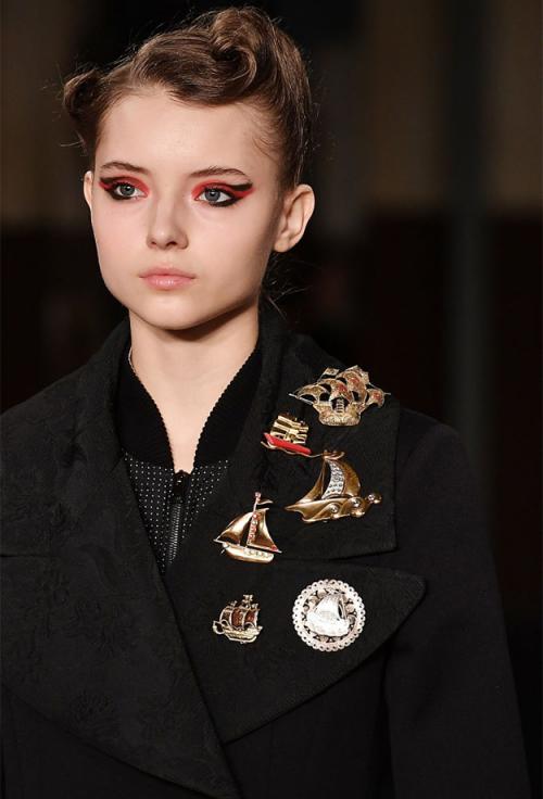 Коричневые стрелки на глазах. Зеленые глаза: фиолетовые стрелки 26 Коричневые стрелки на глазах. Зеленые глаза: фиолетовые стрелки 26