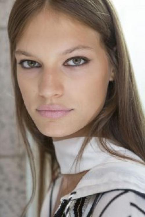 Нюдовый макияж для серых глаз. Тени для глаз в нюдовом макияже Главной особенностью макияжа глаз в стиле нюд является использование теней естественных оттенков, которые гармонируют с цветом кожи. Производители косметики предлагают широкую гамму таких оттенков.