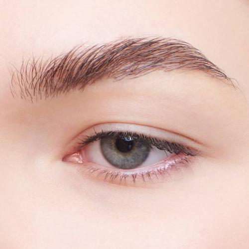 Красные стрелки на глазах. Огненное шоу: макияж с красными стрелками