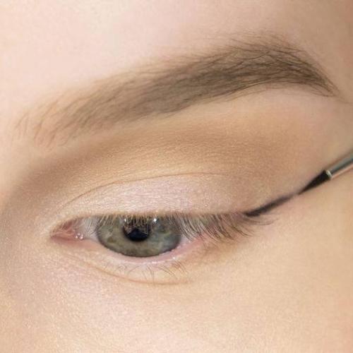 Как нарисовать стрелки подводкой для начинающих. Рисуем стрелки для век гелевой подводкой