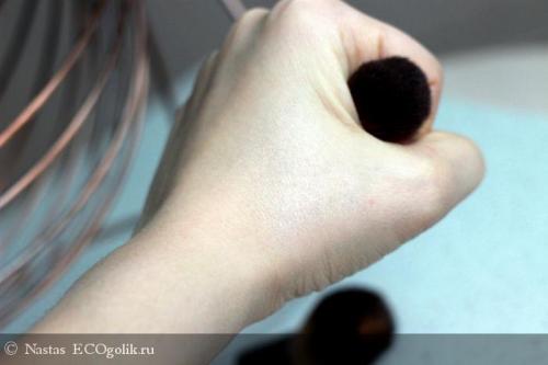 Пудра с мерцающим эффектом. Матирующая пудра Poudre Compacte Matifiante Universelle Nuage, Vivienne Sabo 14