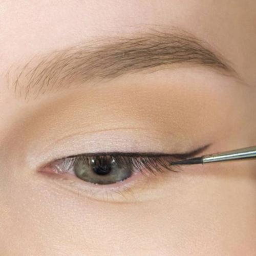 Как нарисовать стрелки подводкой для начинающих. Рисуем стрелки для век гелевой подводкой