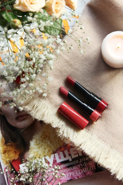 Матовая помада буржуа в стике. Помада - стик Bourjois Rouge Velvet The Lipstick 05 Brique-a-Brac и 11 Berry Formidable