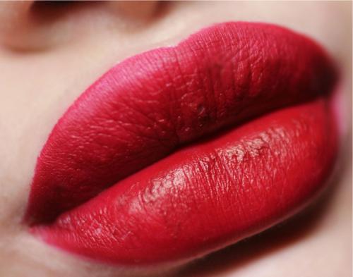 Матовая помада буржуа в стике. Помада - стик Bourjois Rouge Velvet The Lipstick 05 Brique-a-Brac и 11 Berry Formidable