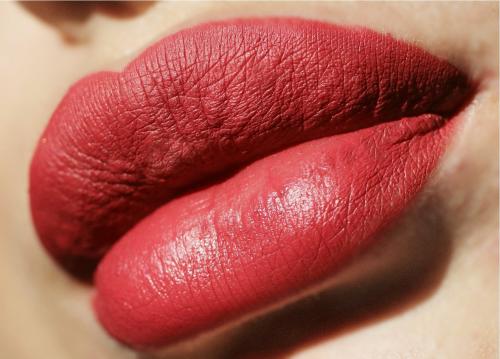 Матовая помада буржуа в стике. Помада - стик Bourjois Rouge Velvet The Lipstick 05 Brique-a-Brac и 11 Berry Formidable