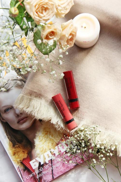 Матовая помада буржуа в стике. Помада - стик Bourjois Rouge Velvet The Lipstick 05 Brique-a-Brac и 11 Berry Formidable