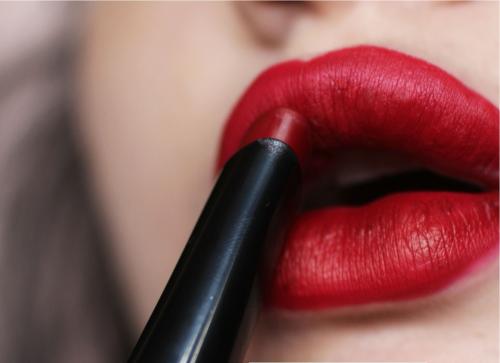 Матовая помада буржуа в стике. Помада - стик Bourjois Rouge Velvet The Lipstick 05 Brique-a-Brac и 11 Berry Formidable