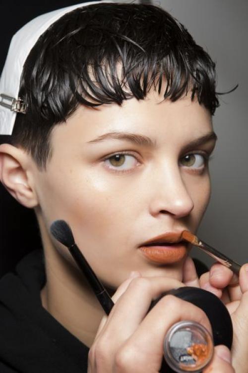 Коричневая помада. Как подобрать коричневую помаду под тон кожи?