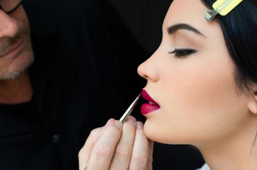 Как правильно красить губы матовой помадой без карандаша. Как правильно красить губы матовой помадой: технология и пошаговая инструкция