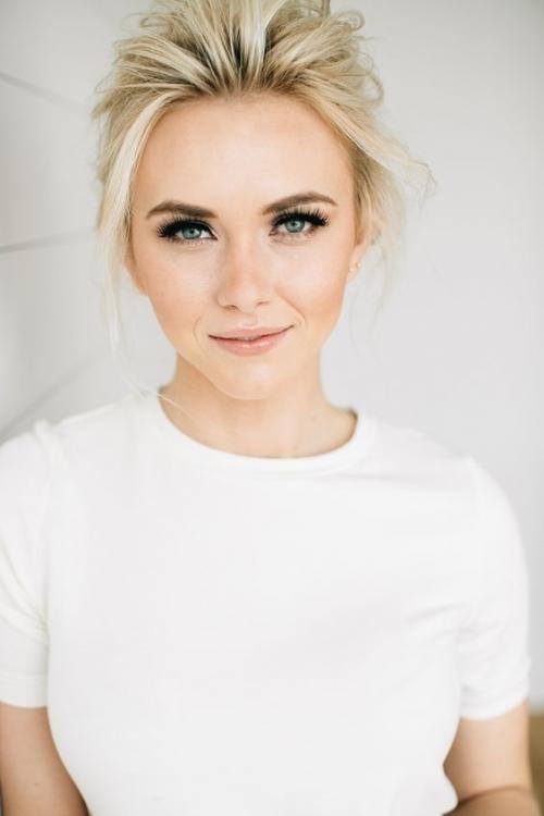 Офисный макияж для блондинок. Пошаговая инструкция: делаем стильный макияж для блондинок с голубыми, серыми и карими глазами (+ВИДЕО)