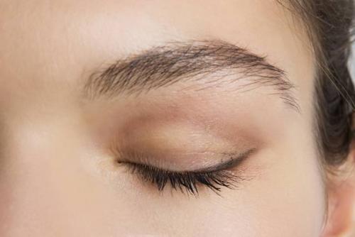 Макияж для серых глаз с нависшим веком. Как сделать макияж для голубых глаз с нависшим веком?