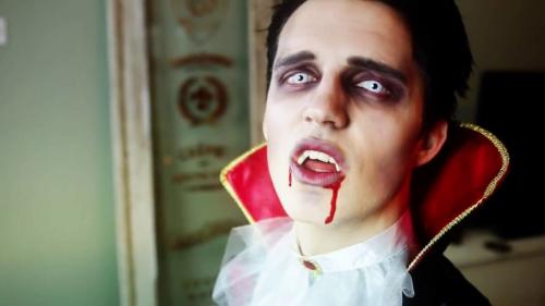 Макияж вампира пошагово. Мужской макияж вампира на Хэллоуин
