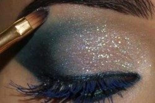 Макияж синий смоки айс. Чтобы сделать макияж в стиле «смоки айс», вам понадобятся следующие продукты: 05