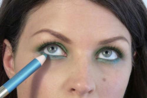 Макияж синий смоки айс. Чтобы сделать макияж в стиле «смоки айс», вам понадобятся следующие продукты: 04