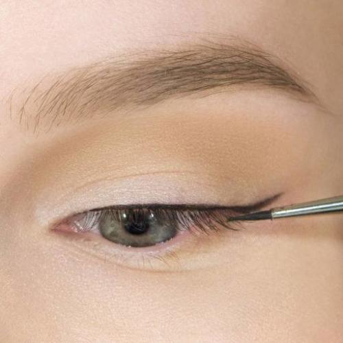 Макияж глаз со стрелками. Пошаговый макияж со стрелками и тенями