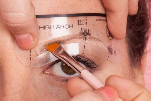 Разные брови это нормально. 7 самых распространенных ошибок, которые мы совершаем при уходе за бровями